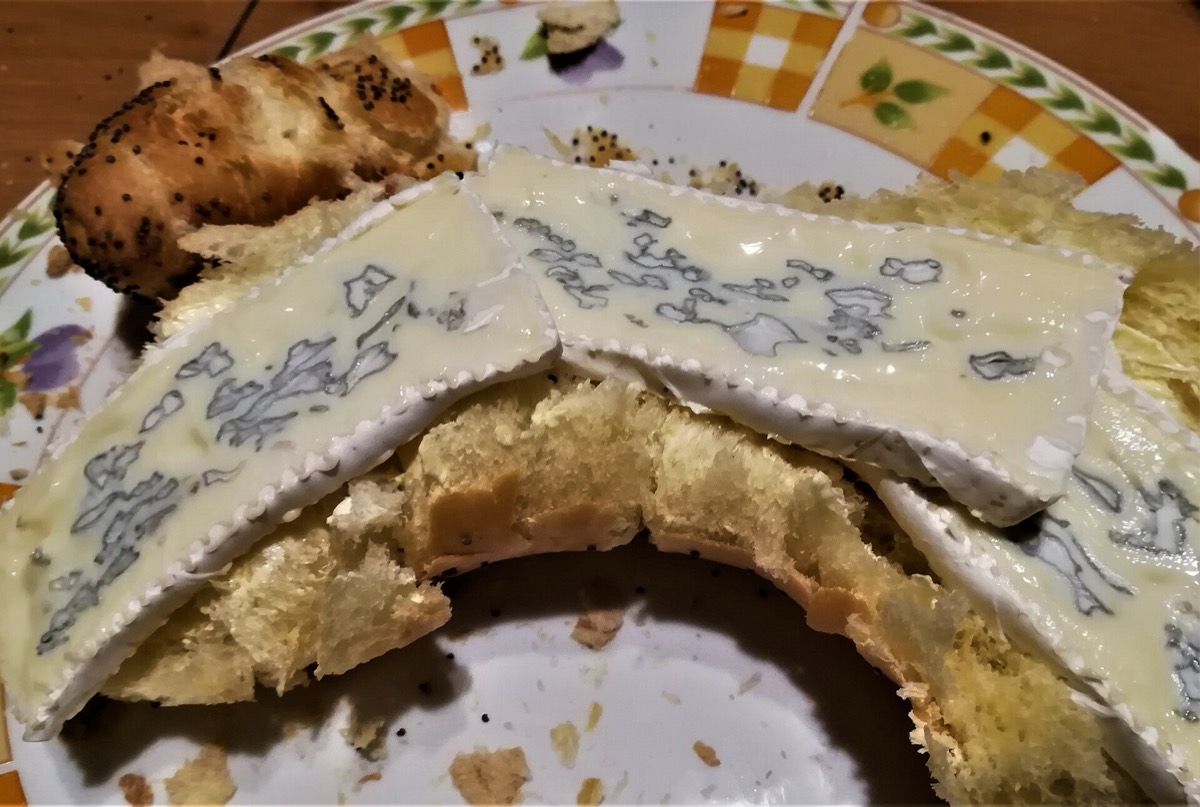 פרוסות גבינה כחולה על לחם, צילום המחשה של סוג המזון ולא ממצא מן המכרה