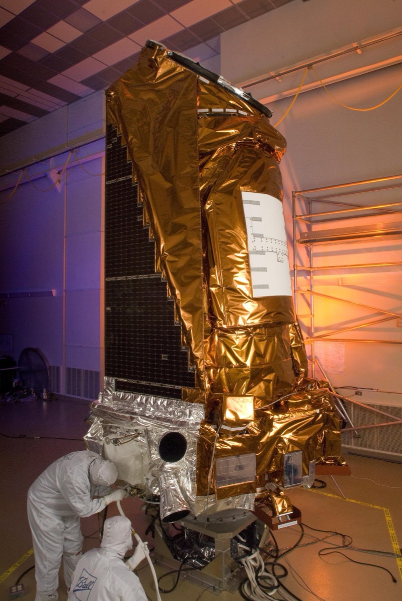 חללית Kepler מצופה זהב בזמן הכנות לשיגור