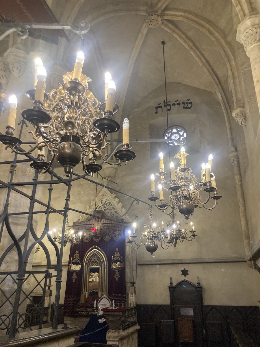 פסל דמוי אדם עשוי חומר באווירה אפלה